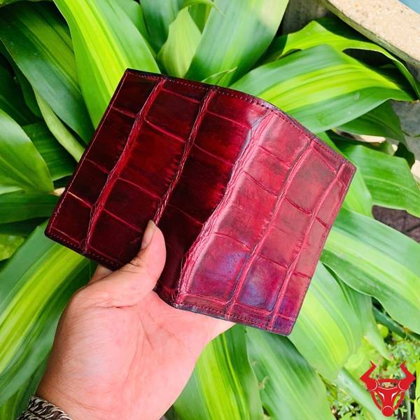 Ví nam da bụng cá sấu VJA8 màu đỏ rượu với kiểu dáng form đứng cao cấp và bền bỉ.