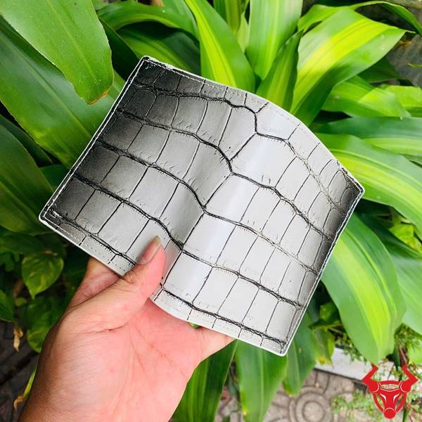 Ví Da Bụng Cá Sấu VJA8 Trắng Phối Vân Đen Độc Đáo Chính Hãng Ví Đứng Da Bụng Cá Sấu VJA8 màu trắng phối vân đen nổi bật với họa tiết tự nhiên đầy ấn tượng.