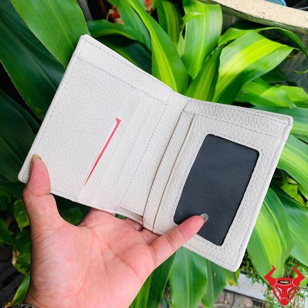 Ví Đứng Da Bụng Cá Sấu Màu Trắng Phối Vân Đen Sang Trọng Bền Đẹp Hình ảnh Ví Đứng Da Bụng Cá Sấu VJA8 màu trắng phối vân đen với thiết kế sang trọng và độc đáo.