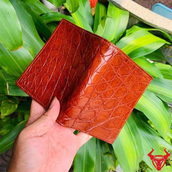 Ví Da Bụng Cá Sấu VJA8 Màu Nâu Đỏ Sang Trọng Chính Hãng Ví Nam Form Đứng Da Bụng Cá Sấu VJA8 màu nâu đỏ nổi bật với chất liệu da thật cao cấp.