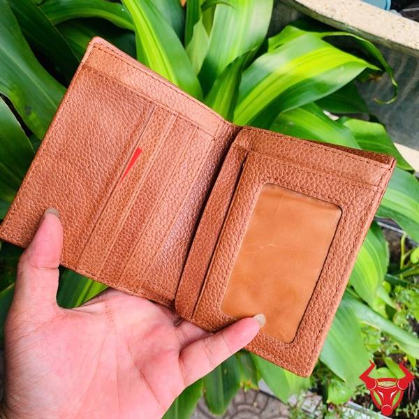 Ví Nam Da Bụng Cá Sấu Màu Nâu Đỏ Thời Trang Bền Đẹp Hình ảnh Ví Nam Form Đứng Da Bụng Cá Sấu VJA8 màu nâu đỏ với thiết kế sang trọng và chất liệu da thật.