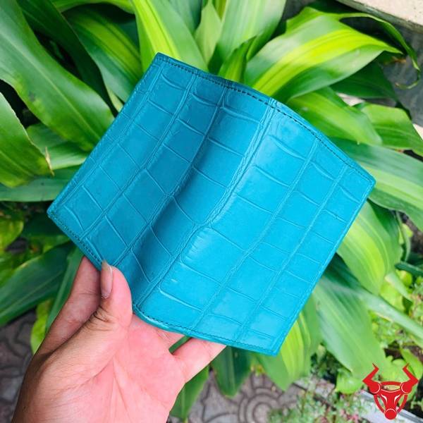 Ví Nam Form Đứng Da Bụng Cá Sấu VJA8 màu xanh lam nổi bật với chất liệu da thật cao cấp.