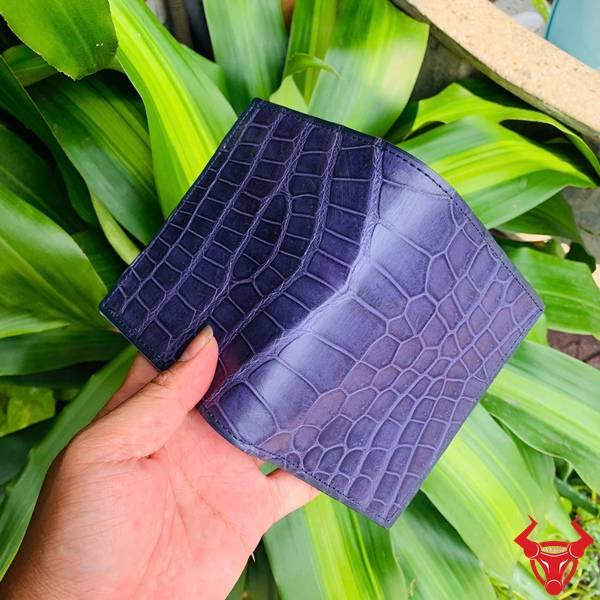 Ví Da Bụng Cá Sấu VJA8 Màu Xanh Navy Sang Trọng Chính Hãng Ví Đứng Da Bụng Cá Sấu VJA8 màu xanh navy nổi bật với chất liệu da thật và vân da tự nhiên.