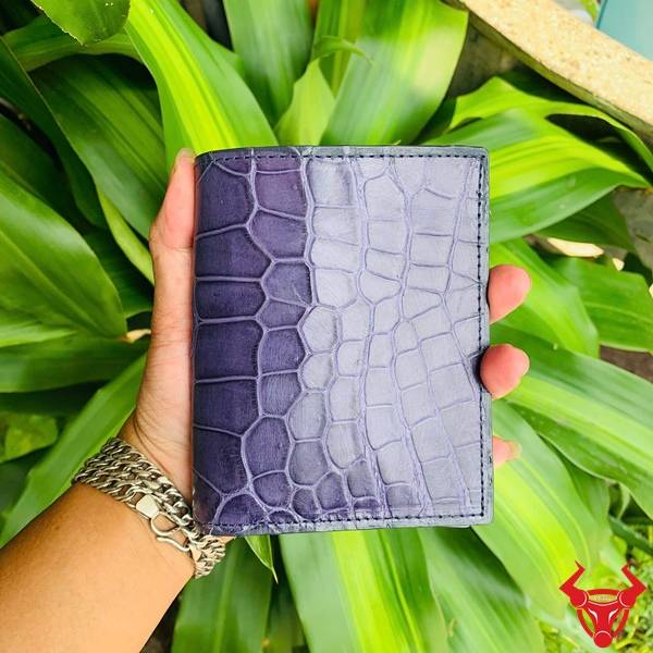 Ví Đứng Da Bụng Cá Sấu VJA8 Màu Xanh Navy Cao Cấp Ví Đứng Da Bụng Cá Sấu VJA8 màu xanh navy với vân da tự nhiên và thiết kế lịch lãm.