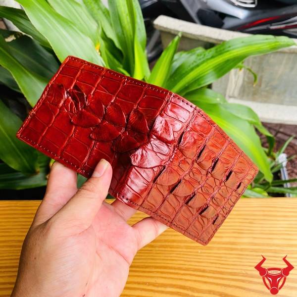 Ví Mini Da Gai Đuôi Cá Sấu VFA2 Màu Nâu Đỏ Chính Hãng Ví mini da gai đuôi cá sấu VFA2 màu nâu đỏ với thiết kế gọn nhẹ và họa tiết gai tự nhiên.