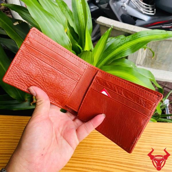 Ví Nam Da Gai Đuôi Cá Sấu Mini VFA2 Màu Nâu Đỏ Nhỏ Gọn Ví nam mini da gai đuôi cá sấu VFA2 màu nâu đỏ nổi bật với vân gai tự nhiên và kiểu dáng gọn gàng.