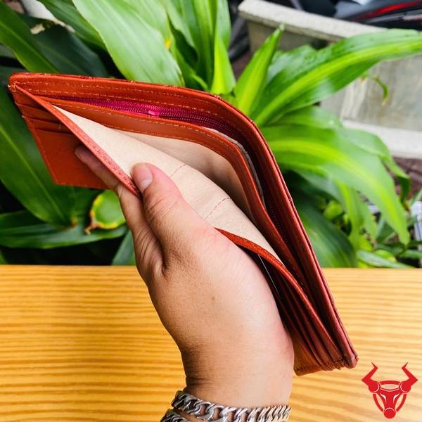 Ví Da Gai Đuôi Cá Sấu VFA2 Màu Nâu Đỏ Thời Trang Và Độc Đáo Ví mini da gai đuôi cá sấu VFA2 màu nâu đỏ với thiết kế tiện dụng, chất liệu cao cấp và phong cách nổi bật.