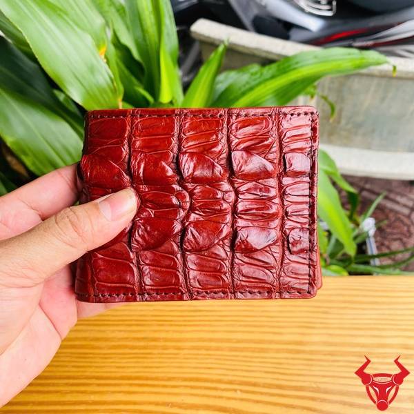 Ví Nam Mini Da Gai Đuôi Cá Sấu VFA2 Màu Nâu Đỏ Cao Cấp Ví nam mini da gai đuôi cá sấu VFA2 màu nâu đỏ với chất liệu da thật và thiết kế cao cấp.