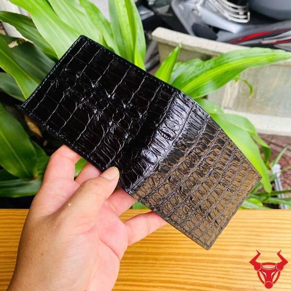 Ví mini da gai lưng cá sấu VFA1 màu đen với kiểu dáng nhỏ gọn và họa tiết gai tự nhiên.
