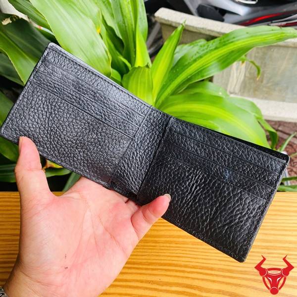 Ví nam mini da gai lưng cá sấu VFA1 màu đen nổi bật với vân gai tự nhiên và thiết kế tinh tế.