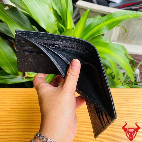 Ví mini da gai lưng cá sấu VFA1 màu đen với thiết kế tiện dụng, chất liệu cao cấp và phong cách lịch lãm.