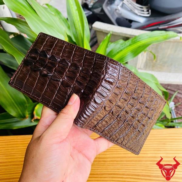 Ví Mini Da Gai Lưng Cá Sấu VFA1 Màu Nâu Đất Chính Hãng Ví mini da gai lưng cá sấu VFA1 màu nâu đất với kiểu dáng nhỏ gọn và họa tiết gai tự nhiên.