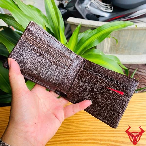 Ví Nam Da Gai Lưng Cá Sấu Mini VFA1 Màu Nâu Đất Nhỏ Gọn Ví nam mini da gai lưng cá sấu VFA1 màu nâu đất nổi bật với vân gai tự nhiên và thiết kế tinh tế.