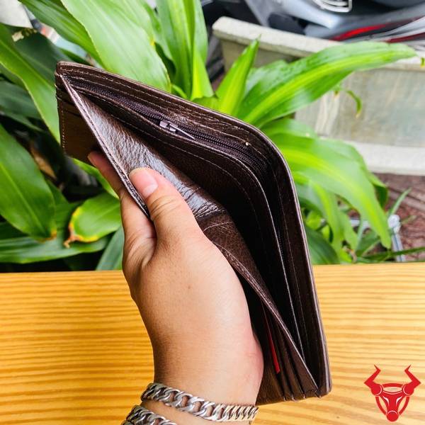 Ví Da Gai Lưng Cá Sấu VFA1 Màu Nâu Đất Thời Trang Và Độc Đáo Ví mini da gai lưng cá sấu VFA1 màu nâu đất với thiết kế tiện dụng, chất liệu cao cấp và phong cách nổi bật.