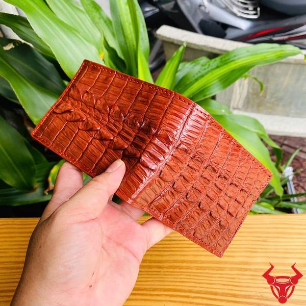 Ví Mini Da Gai Lưng Cá Sấu VFA1 Màu Nâu Đỏ Chính Hãng Ví mini da gai lưng cá sấu VFA1 màu nâu đỏ với kiểu dáng nhỏ gọn và họa tiết gai tự nhiên.