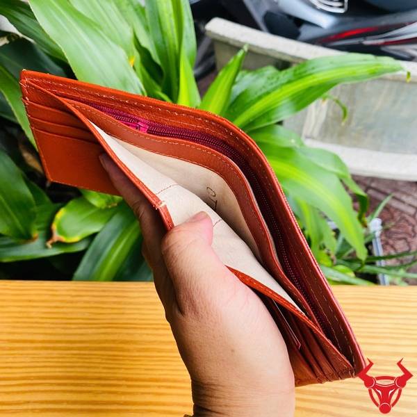 Ví Da Gai Lưng Cá Sấu VFA1 Màu Nâu Đỏ Thời Trang Và Độc Đáo Ví mini da gai lưng cá sấu VFA1 màu nâu đỏ với thiết kế tiện dụng, chất liệu cao cấp và phong cách nổi bật.