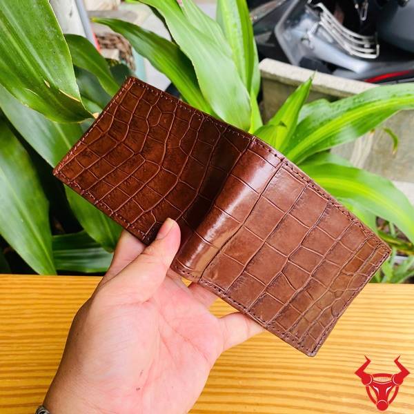 Ví Mini Da Bụng Cá Sấu VFA8 Màu Nâu Đất Sang Trọng Cho Nam Ví mini nam da bụng cá sấu VFA8 màu nâu đất cao cấp với thiết kế tinh gọn, tiện lợi sử dụng.