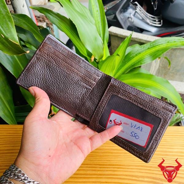 Ví Nam Da Cá Sấu Mini Màu Nâu Đất Nhỏ Gọn Thời Trang Hình ảnh ví nam mini da bụng cá sấu VFA8 màu nâu đất với kiểu dáng thanh lịch và cao cấp.