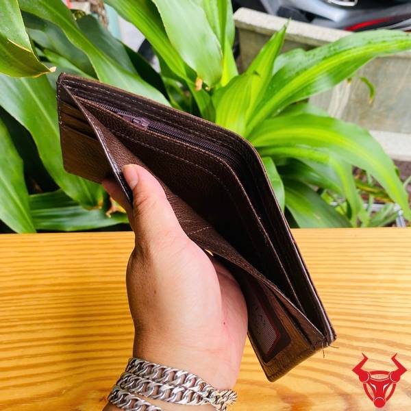 Ví Da Bụng Cá Sấu VFA8 Màu Nâu Đất Tiện Dụng Đẳng Cấp Nam Giới Ví Nam Mini Da Bụng Cá Sấu VFA8 màu nâu đất thời trang, nhỏ gọn, chất liệu da thật cao cấp.