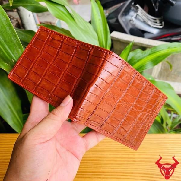 Ví Mini Da Bụng Cá Sấu VFA8 Màu Nâu Đỏ Sang Trọng Cho Nam Ví mini nam da bụng cá sấu VFA8 màu nâu đỏ cao cấp với kiểu dáng thanh lịch và tiện dụng.