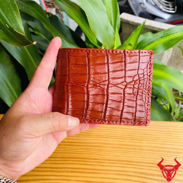 Ví Nam Mini Da Bụng Cá Sấu VFA8 Màu Nâu Đỏ Cao Cấp Chính Hãng Ví Nam Mini Da Bụng Cá Sấu VFA8 màu nâu đỏ với thiết kế nhỏ gọn, vân da tự nhiên sang trọng.