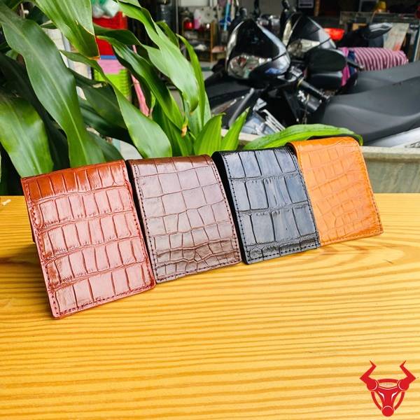 Ví Nam Mini Da Bụng Cá Sấu VFA8 Màu Đen Tiện Dụng Bền Đẹp Ví mini da bụng cá sấu VFA8 màu đen với đường may tinh tế, thiết kế nhỏ gọn và phong cách cao cấp.