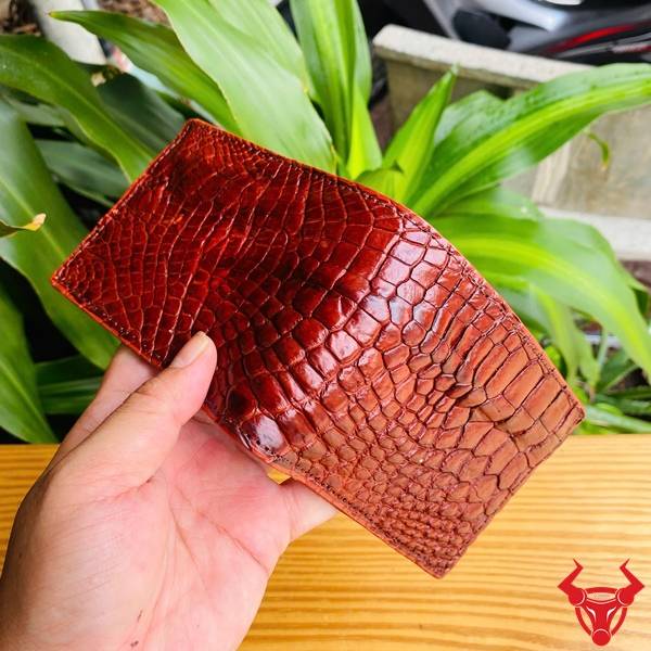 Ví Mini Da Cá Sấu Gai Tay VFA5 Màu Nâu Đỏ Chính Hãng Ví mini da cá sấu gai tay VFA5 màu nâu đỏ với kiểu dáng gọn gàng và họa tiết gai tự nhiên.
