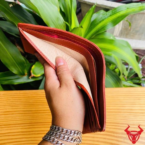 Ví Da Cá Sấu Gai Tay VFA5 Màu Nâu Đỏ Thời Trang Và Độc Đáo Ví mini da cá sấu gai tay VFA5 màu nâu đỏ với thiết kế tiện dụng, chất liệu cao cấp và phong cách nổi bật.