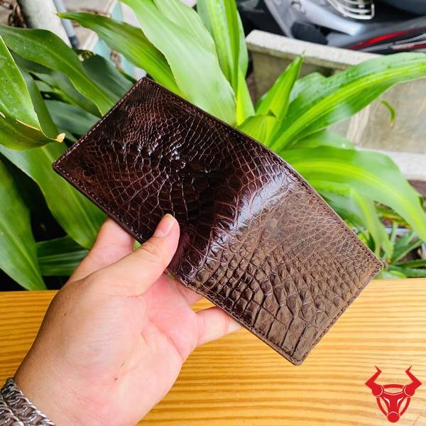 Ví mini da cá sấu gai tay VFA5 màu nâu đất với kiểu dáng nhỏ gọn và họa tiết gai tự nhiên.