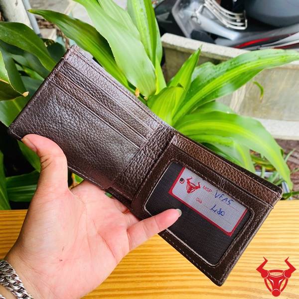 Ví nam mini da cá sấu gai tay VFA5 màu nâu đất nổi bật với vân gai tự nhiên và thiết kế tinh tế.