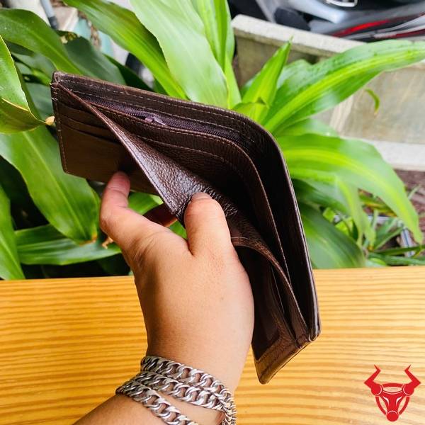 Ví mini da cá sấu gai tay VFA5 màu nâu đất với thiết kế tiện dụng, chất liệu cao cấp và phong cách nổi bật.
