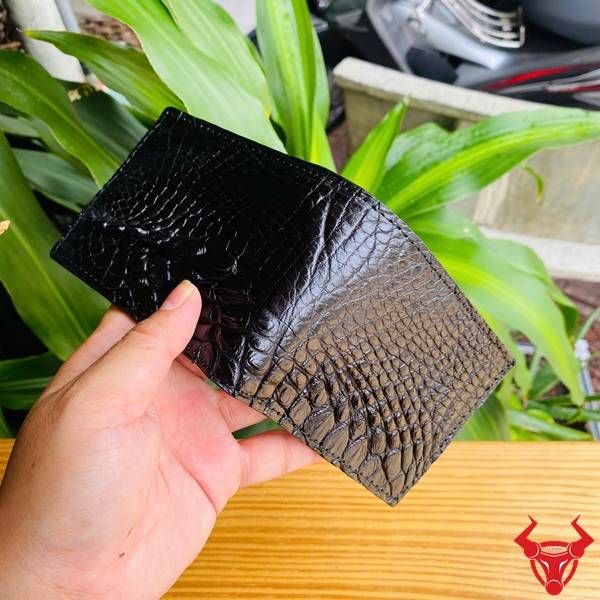 Ví Mini Da Cá Sấu Gai Tay VFA5 Màu Đen Chính Hãng Ví mini da cá sấu gai tay VFA5 màu đen với kiểu dáng nhỏ gọn và họa tiết gai tự nhiên.