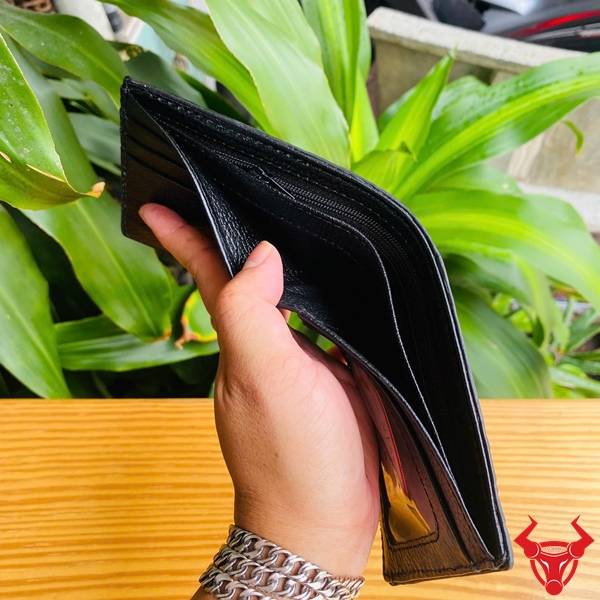 Ví Da Cá Sấu Gai Tay VFA5 Màu Đen Thời Trang Và Độc Đáo Ví mini da cá sấu gai tay VFA5 màu đen với thiết kế tiện dụng, chất liệu cao cấp và phong cách lịch lãm.