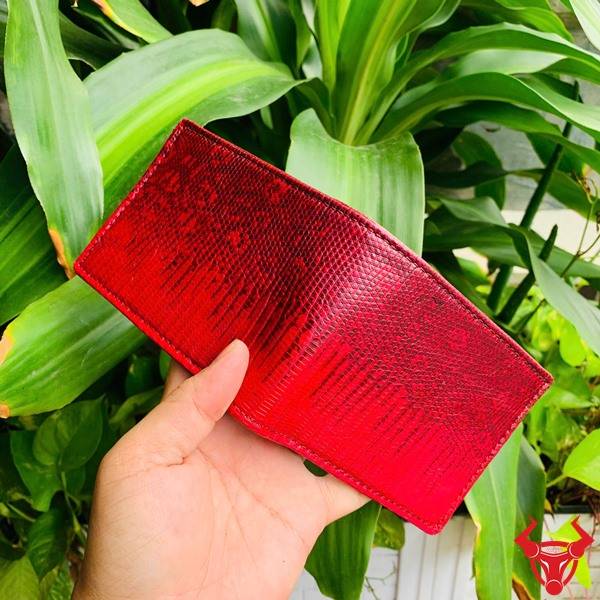 Ví mini da kỳ đà VFA18 màu đỏ cam với họa tiết vảy tự nhiên và thiết kế hiện đại.