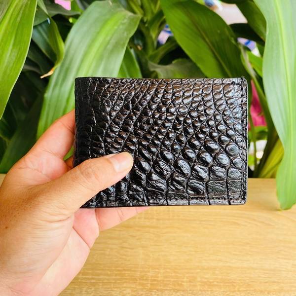 Ví nam mini da cá sấu vảy rồng VFAA5 với đường sơn cạnh tinh tế và vân da tự nhiên.