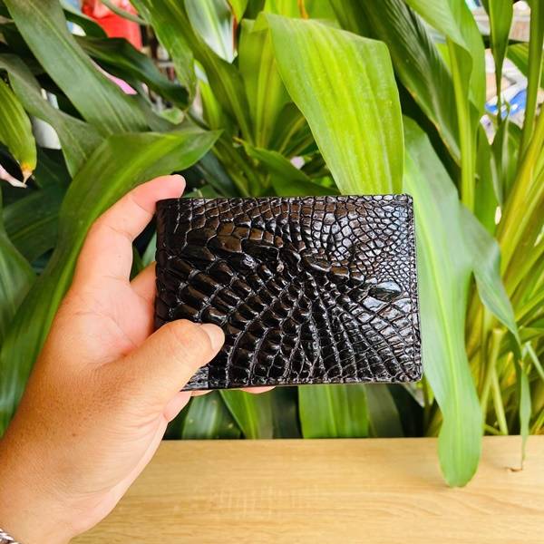 Ví nam da cá sấu vảy rồng VFAA5 với kiểu dáng mini hiện đại và bền bỉ.