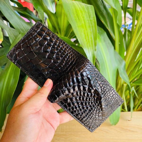 Ví mini da cá sấu vảy rồng VFAA5 với thiết kế sơn cạnh sắc sảo và chất liệu da thật.