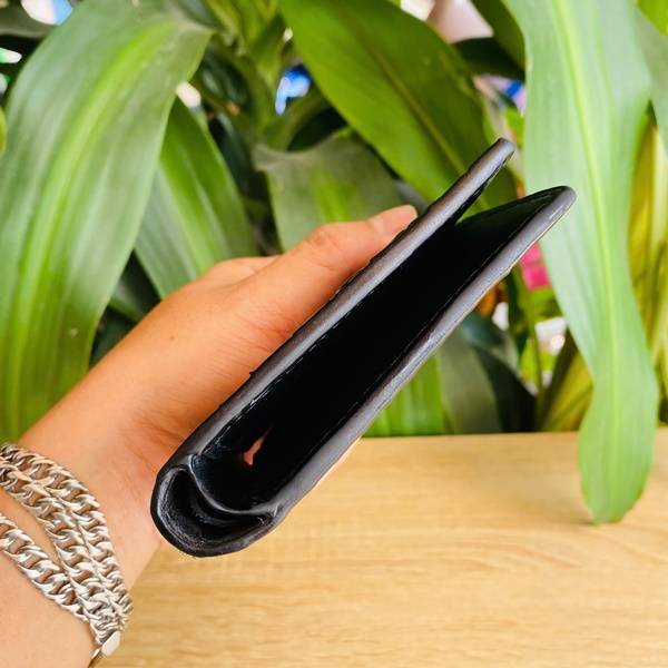 Ví nam mini da cá sấu vảy rồng VFAA5 với thiết kế tinh tế và phong cách hiện đại.