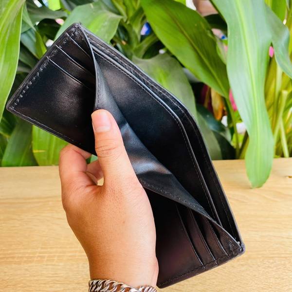 Ví nam mini da cá sấu VFAA5 với họa tiết vảy rồng tự nhiên và thiết kế gọn nhẹ.