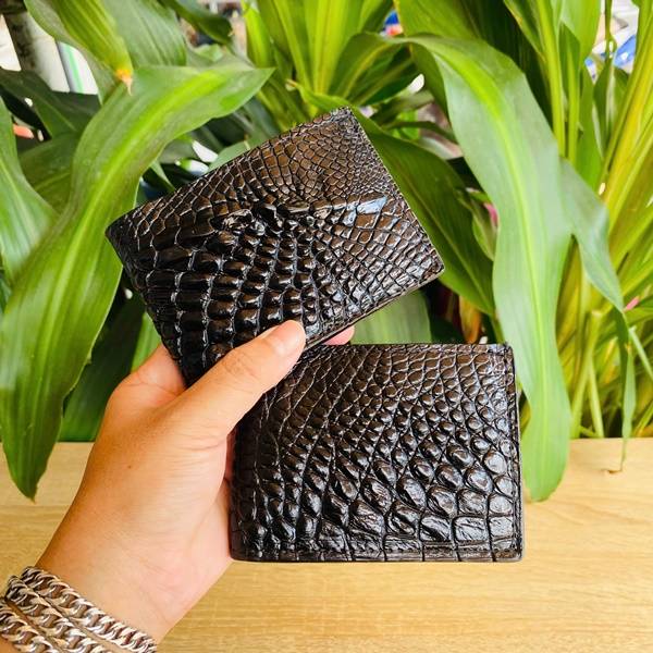 Ví Nam Mini Form Ngang Sơn Cạnh Da Cá Sấu Vảy Rồng VFAA5 Cao Cấp Ví nam mini form ngang sơn cạnh da cá sấu vảy rồng VFAA5 với thiết kế cao cấp và gọn gàng.