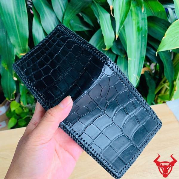 Ví đan viền da bụng cá sấu Thái Lan VEA8 màu đen nổi bật với vân da tự nhiên và đường may tinh tế.