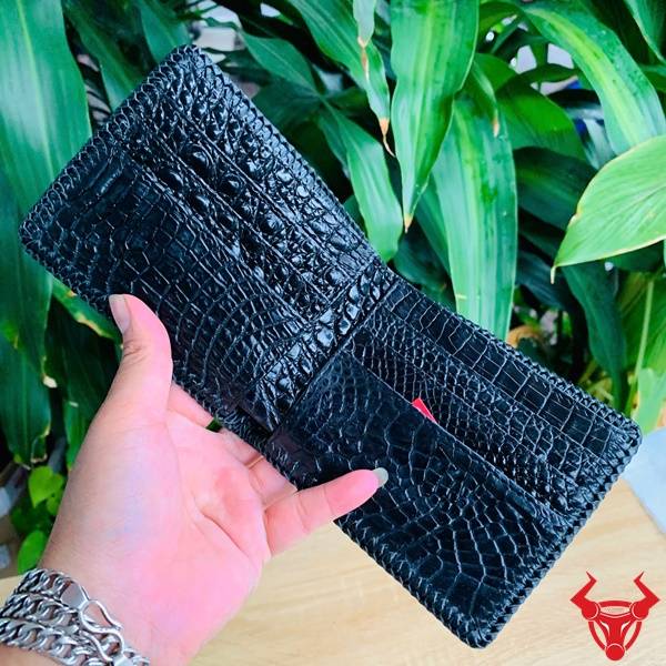 Ví da bụng cá sấu Thái Lan 2 mặt VEA8 màu đen với thiết kế lịch lãm và chất liệu cao cấp.