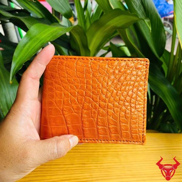 Ví nam da bụng cá sấu VCA8 màu vàng cam với đường vân tự nhiên và kiểu dáng lịch lãm.