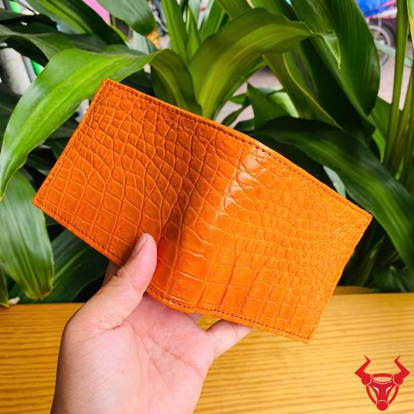 Ví form ngang da bụng cá sấu 2 mặt VCA8 màu vàng cam sang trọng và nổi bật.