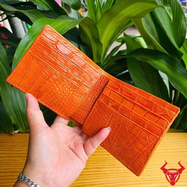 Ví nam da bụng cá sấu 2 mặt VCA8 màu vàng cam với chất liệu bền đẹp và thiết kế hiện đại.