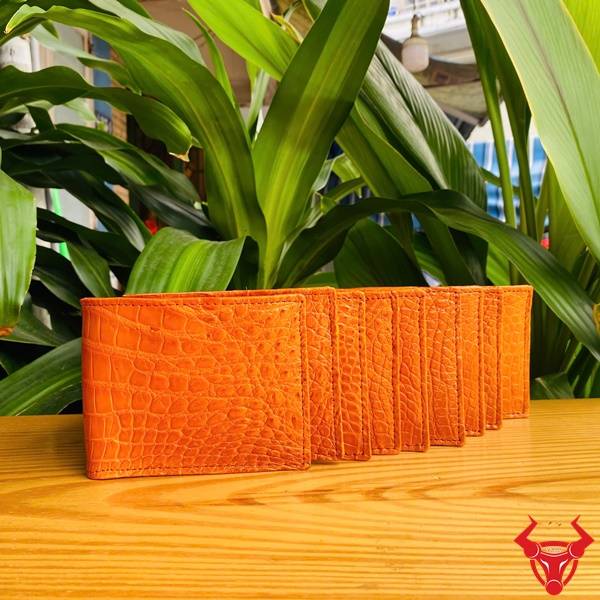 Ví da bụng cá sấu 2 mặt VCA8 màu vàng cam với vẻ đẹp tự nhiên và phong cách lịch lãm.