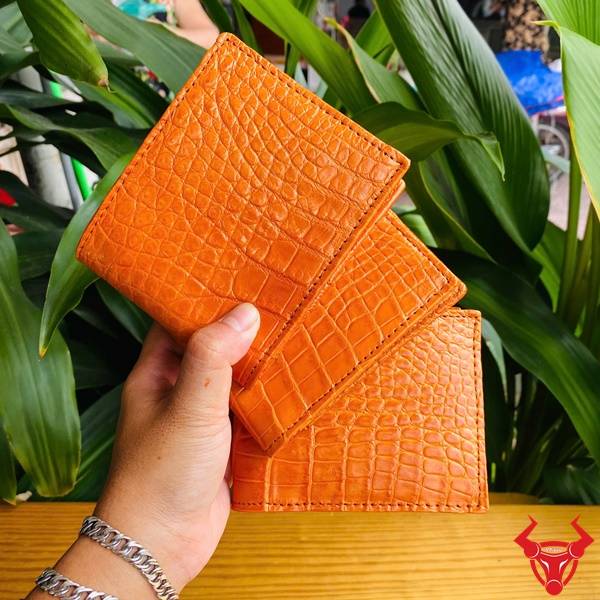 Ví nam form ngang da bụng cá sấu 2 mặt VCA8 màu vàng cam với chất liệu da thật cao cấp.