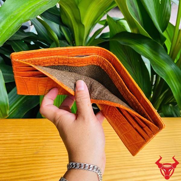 Ví nam form ngang da bụng cá sấu VCA8 màu vàng cam với phong cách cao cấp và nổi bật.