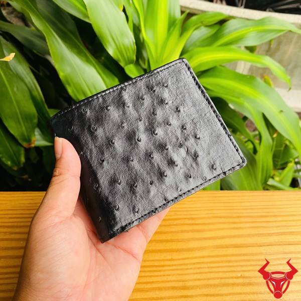 Ví da bụng đà điểu 2 mặt VCD3 màu đen với kiểu dáng gọn nhẹ và họa tiết tự nhiên.
