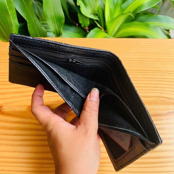 Ví da cá sấu nguyên con VBA7 với thiết kế hiện đại và vẻ đẹp tự nhiên của da thật.